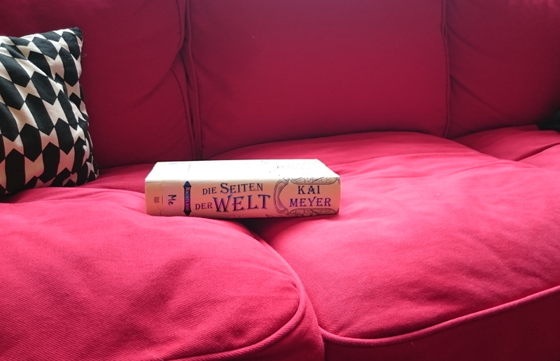 Auf einem Sofa liegendes Buch